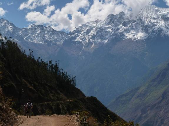 O início da trilha para Choquequirao é, na verdade, uma estrada rural com paisagens grandiosas (no Peru)
